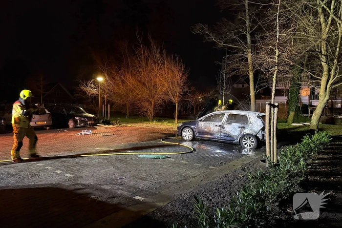 Auto volledig uitgebrand op parkeerplaats
