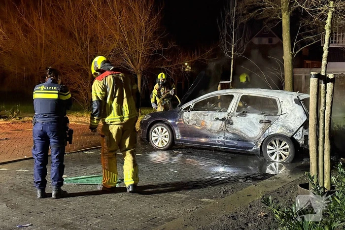 Auto volledig uitgebrand op parkeerplaats