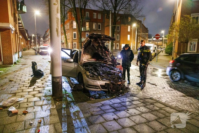 Eigenaar ziet auto in vlammen op gaan