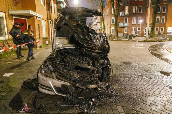 Eigenaar ziet auto in vlammen op gaan