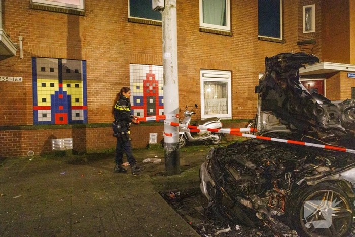 Eigenaar ziet auto in vlammen op gaan