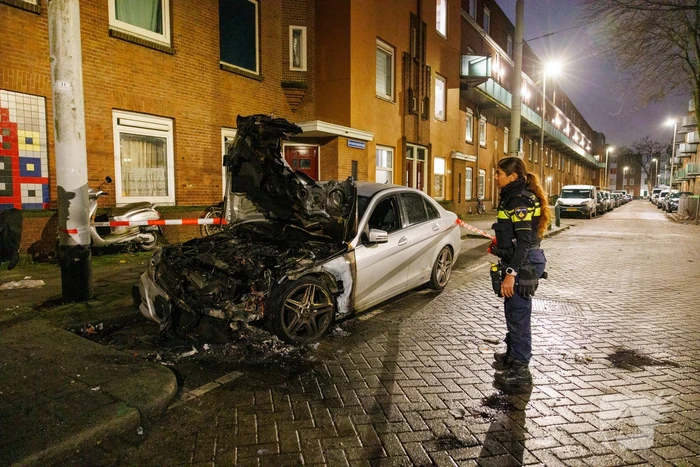 Eigenaar ziet auto in vlammen op gaan