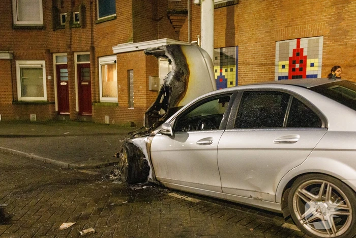 Eigenaar ziet auto in vlammen op gaan