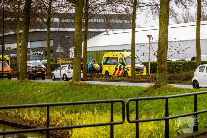 Omstanders helpen gewonde man op fietspad