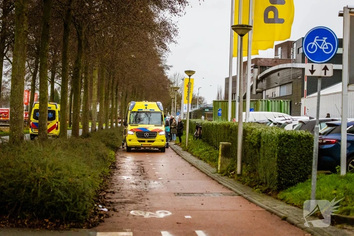 Omstanders helpen gewonde man op fietspad