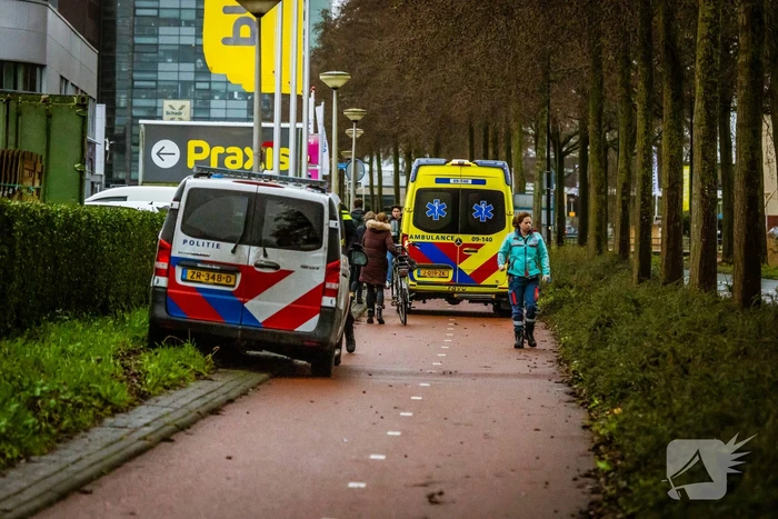 Omstanders helpen gewonde man op fietspad