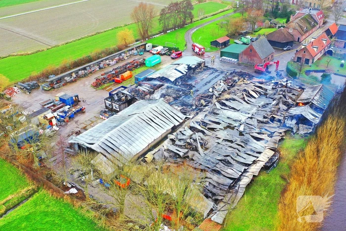 Brandmeester bij brand houthandel nablussen begonnen