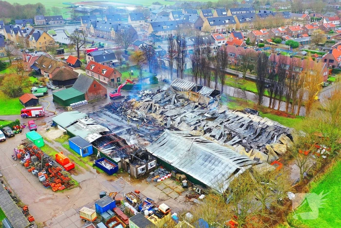 Brandmeester bij brand houthandel nablussen begonnen