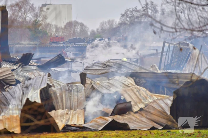 Brandmeester bij brand houthandel nablussen begonnen
