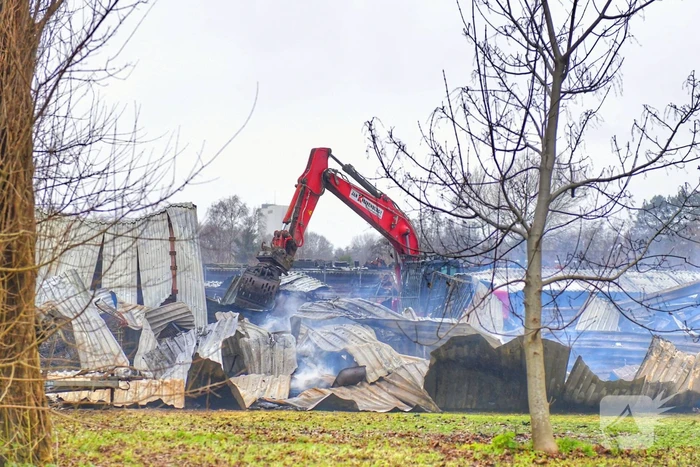 Brandmeester bij brand houthandel nablussen begonnen