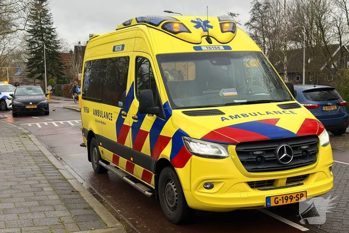 Fietser naar ziekenhuis na botsing met auto
