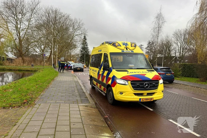 Fietser naar ziekenhuis na botsing met auto