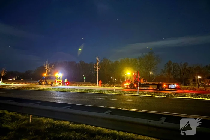 Auto belandt in greppel