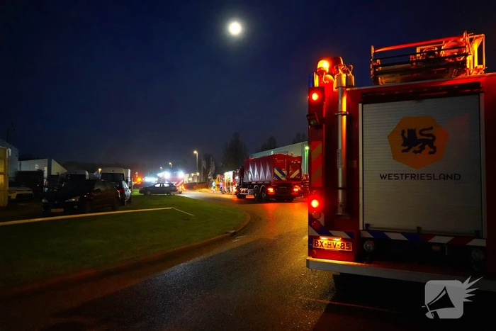 Voertuig vliegt in brand in garagebedrijf