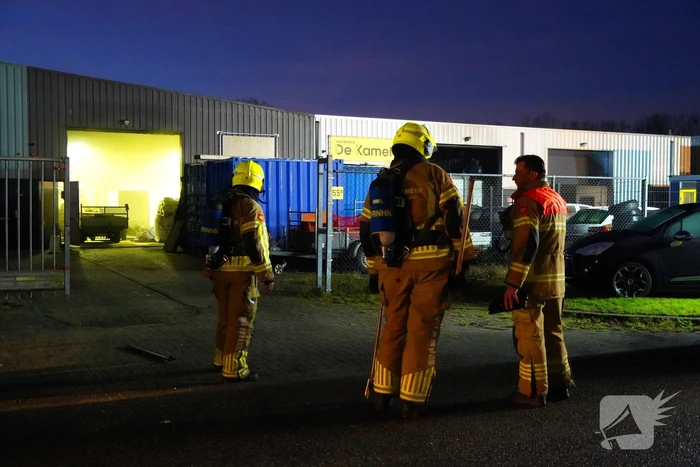 Voertuig vliegt in brand in garagebedrijf