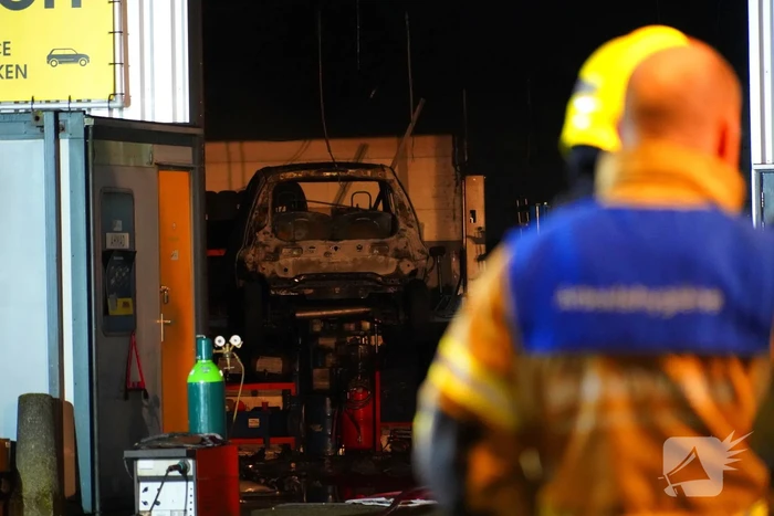 Voertuig vliegt in brand in garagebedrijf