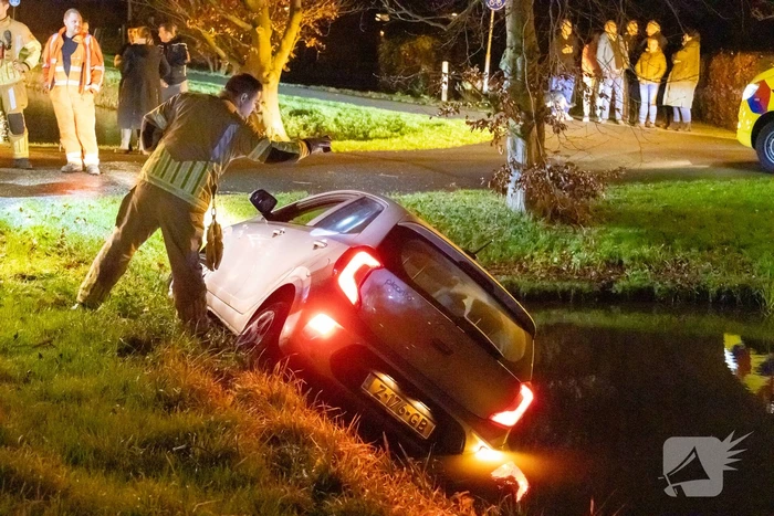Beschonken automobilist raakt te water