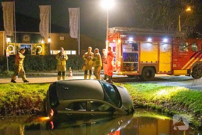 Beschonken automobilist raakt te water