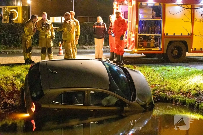 Beschonken automobilist raakt te water