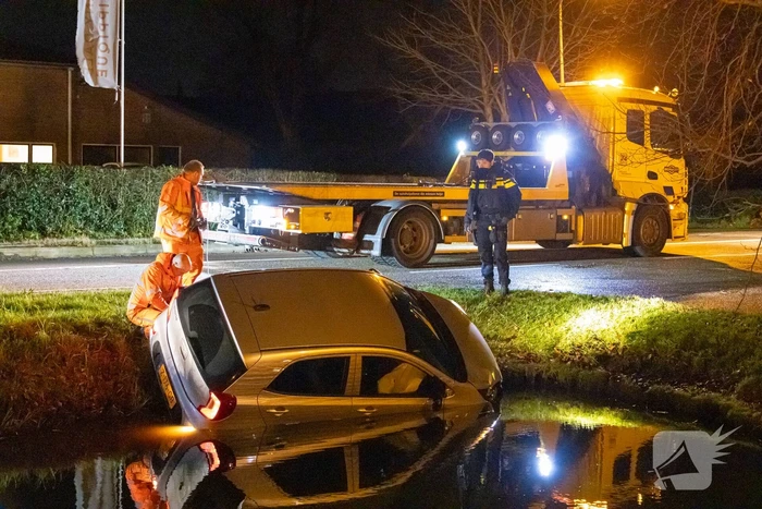 Beschonken automobilist raakt te water