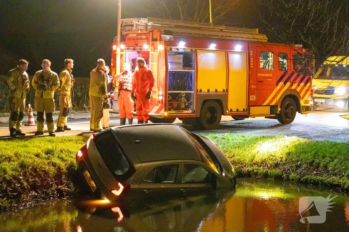 Beschonken automobilist raakt te water