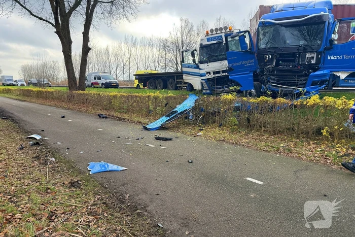 Twee vrachtwagens en een personenauto met elkaar in botsing