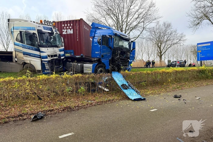 Twee vrachtwagens en een personenauto met elkaar in botsing