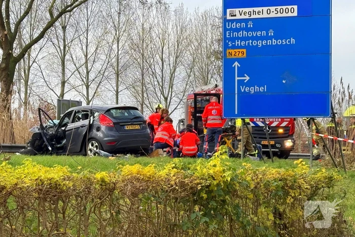 Twee vrachtwagens en een personenauto met elkaar in botsing