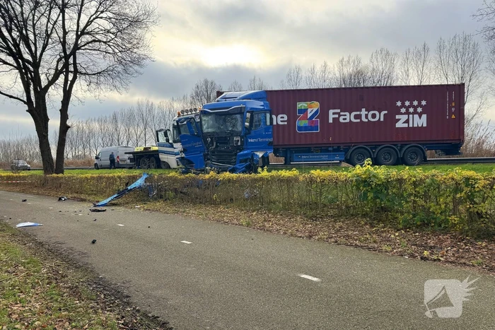 Twee vrachtwagens en een personenauto met elkaar in botsing