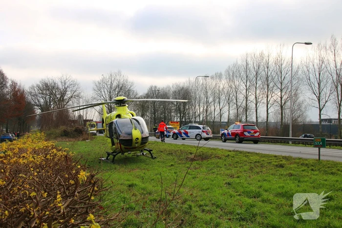 Twee vrachtwagens en een personenauto met elkaar in botsing