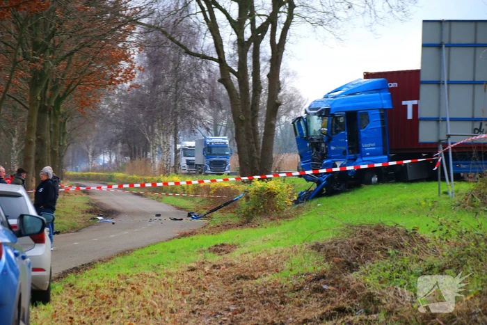 Twee vrachtwagens en een personenauto met elkaar in botsing