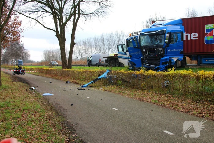 Twee vrachtwagens en een personenauto met elkaar in botsing