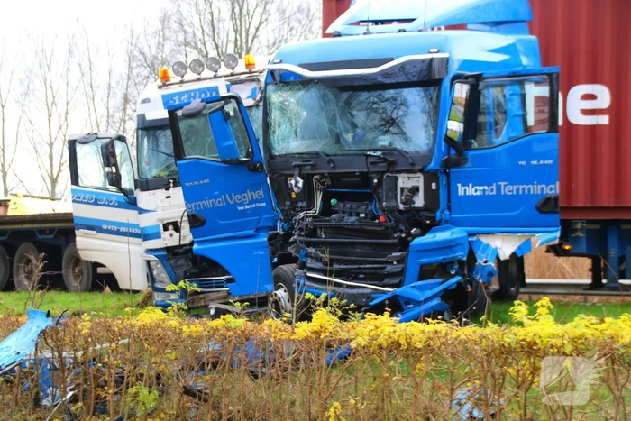 Twee vrachtwagens en een personenauto met elkaar in botsing