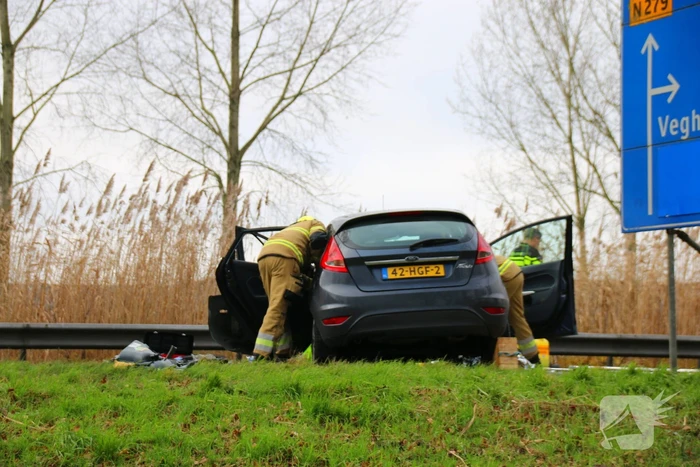 Twee vrachtwagens en een personenauto met elkaar in botsing