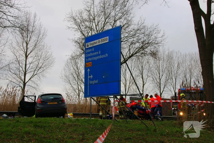 Twee vrachtwagens en een personenauto met elkaar in botsing