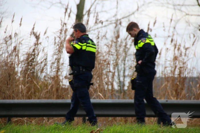 Twee vrachtwagens en een personenauto met elkaar in botsing
