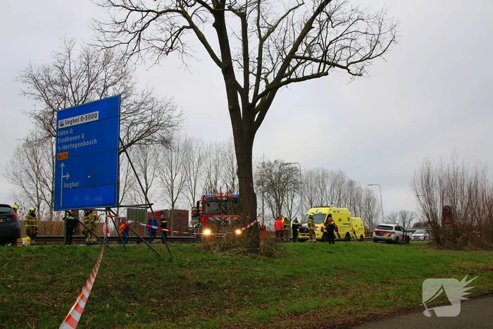 Twee vrachtwagens en een personenauto met elkaar in botsing