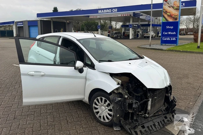 Forse schade bij botsing tussen personenauto en bestelauto