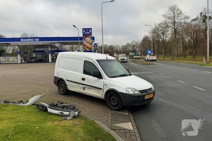Forse schade bij botsing tussen personenauto en bestelauto
