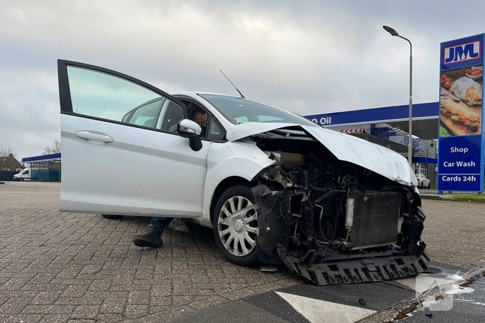 Forse schade bij botsing tussen personenauto en bestelauto