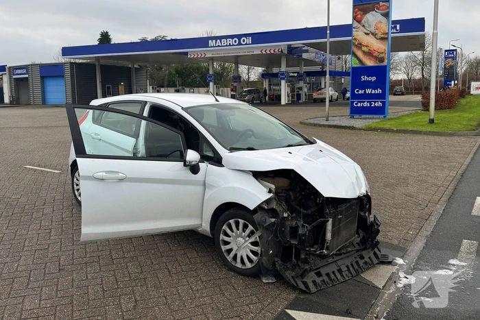 Forse schade bij botsing tussen personenauto en bestelauto