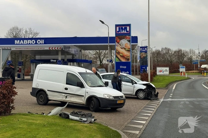 Forse schade bij botsing tussen personenauto en bestelauto