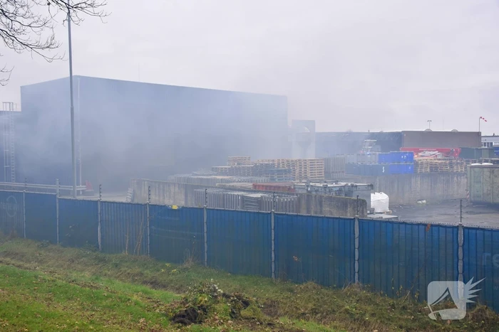 Fikse rookontwikkeling bij brand op terrein recycliingbedrijf