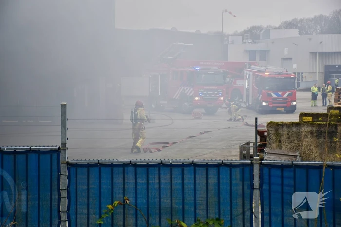 Fikse rookontwikkeling bij brand op terrein recycliingbedrijf