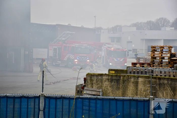 Fikse rookontwikkeling bij brand op terrein recycliingbedrijf