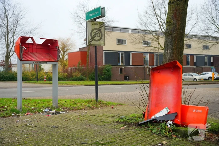 Postnl brievenbus opgeblazen, post ligt op straat