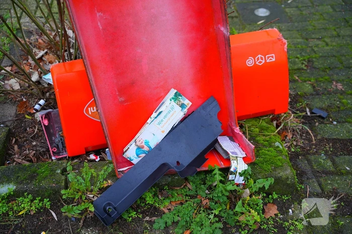 Postnl brievenbus opgeblazen, post ligt op straat