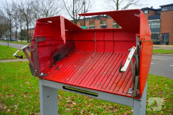 Postnl brievenbus opgeblazen, post ligt op straat