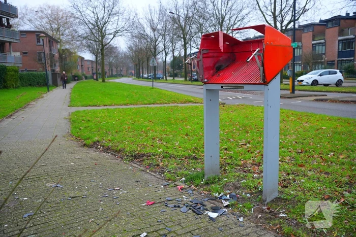 Postnl brievenbus opgeblazen, post ligt op straat