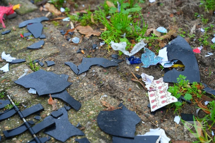 Postnl brievenbus opgeblazen, post ligt op straat